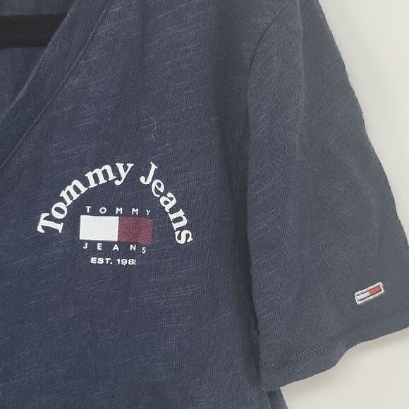 Tommy Jean's Cotton V-Neck Logo T-Shirt NWT. - Picture 2 of 4